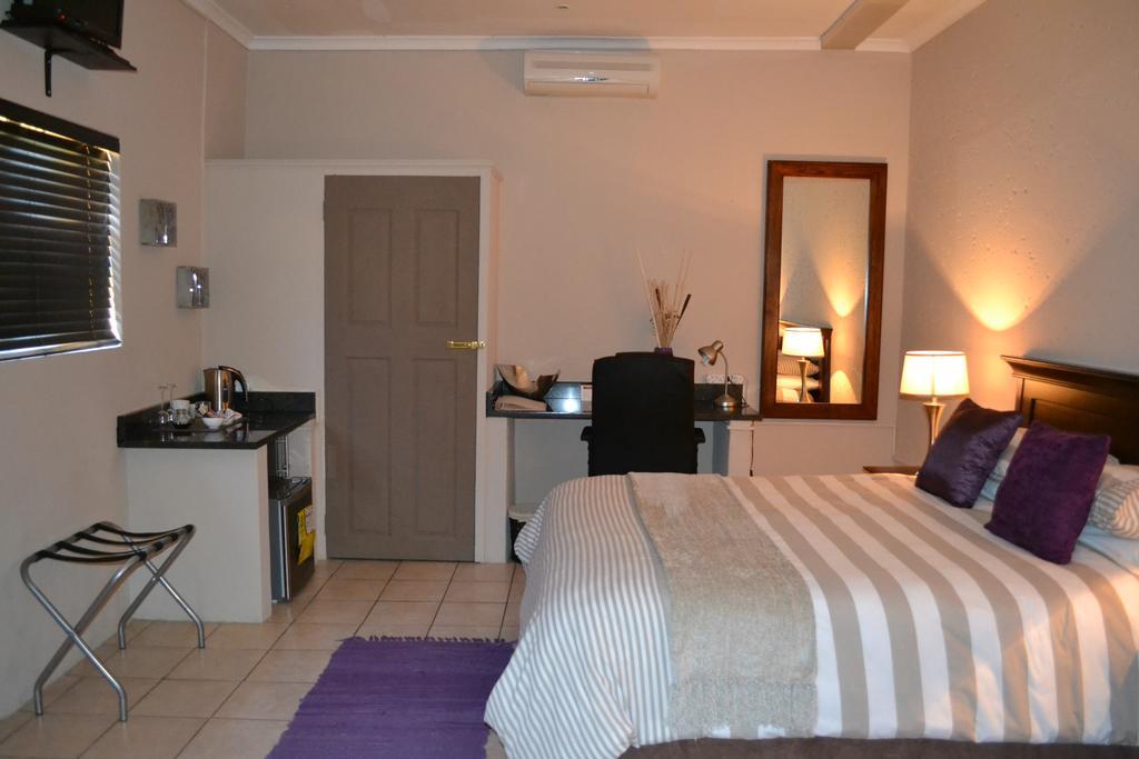 Safari Gardens Guesthouse 勒斯滕堡 外观 照片
