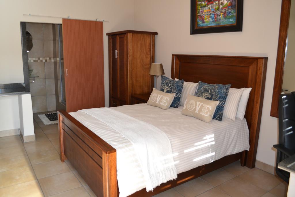 Safari Gardens Guesthouse 勒斯滕堡 外观 照片