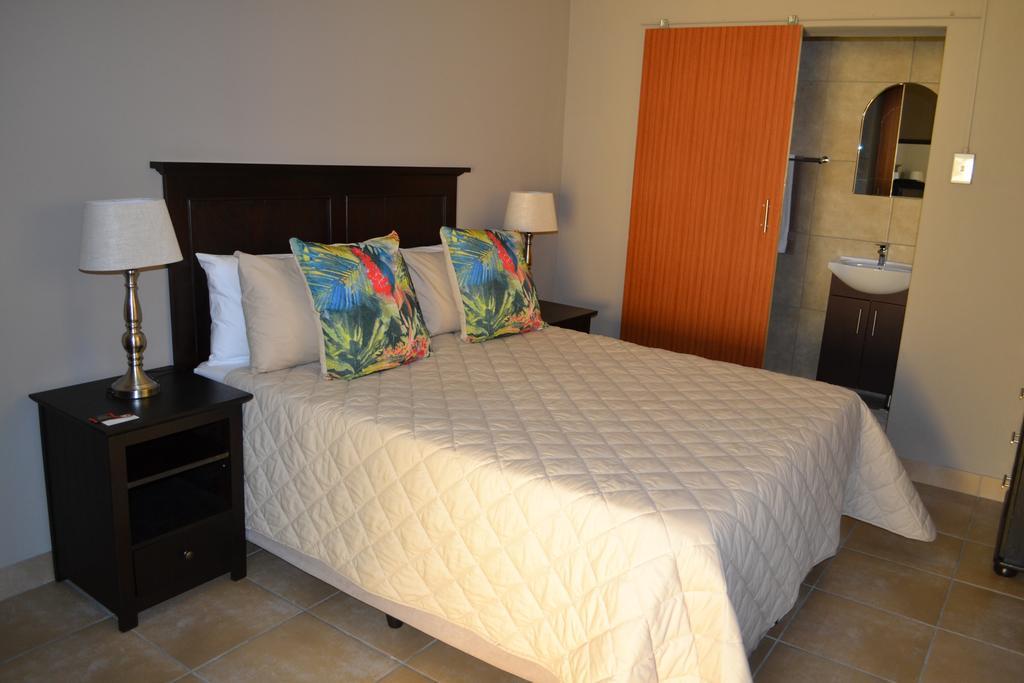 Safari Gardens Guesthouse 勒斯滕堡 外观 照片